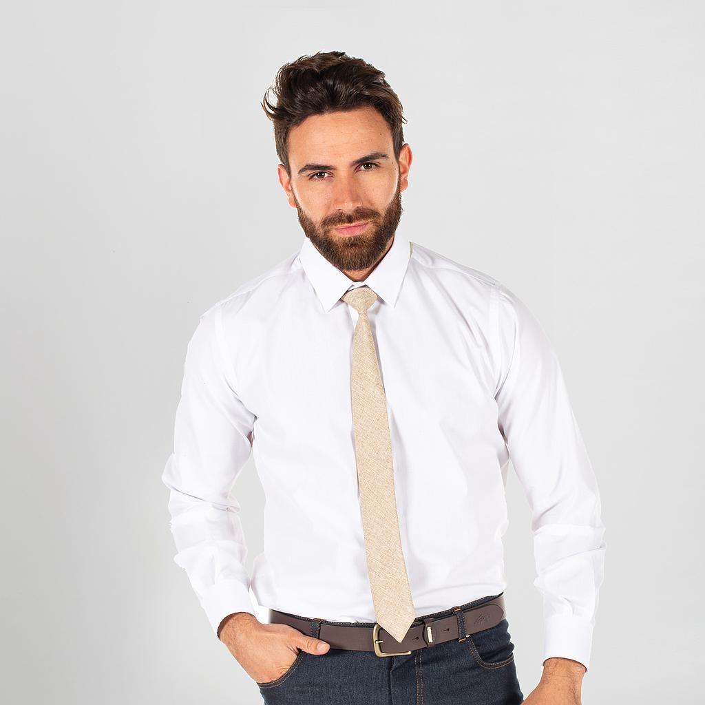 Corbata con nudo de pala estrecha