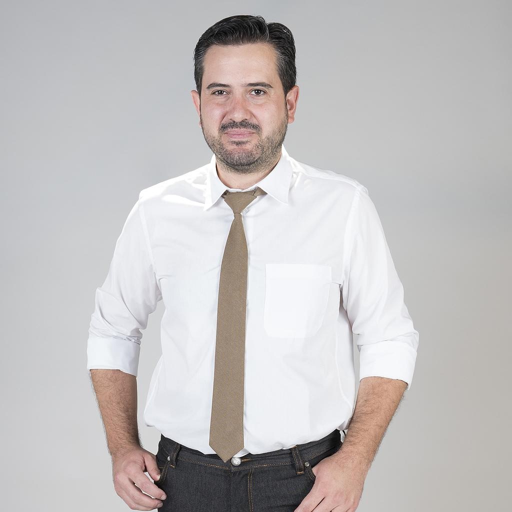 Corbata con nudo de pala estrecha