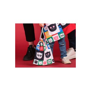 Bolsa rectangular con un cordon pasado entre medio, en la parte superiror para cierre